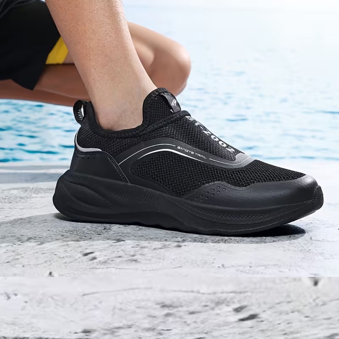 BONTE Slip-On Running Shoe-Black